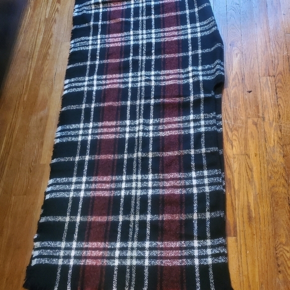 Buffalo Plaid Chunky Knit Shawl Poncho OSFM Black/Red - Picture 6 of 7